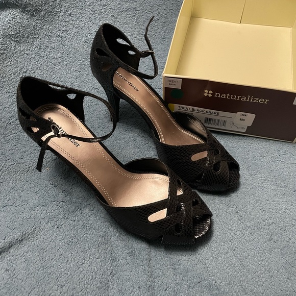 NEW ! Naturalizer treat heels - Picture 1 of 7